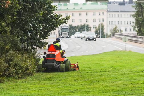 Ruohon leikkuu autotien vieressä